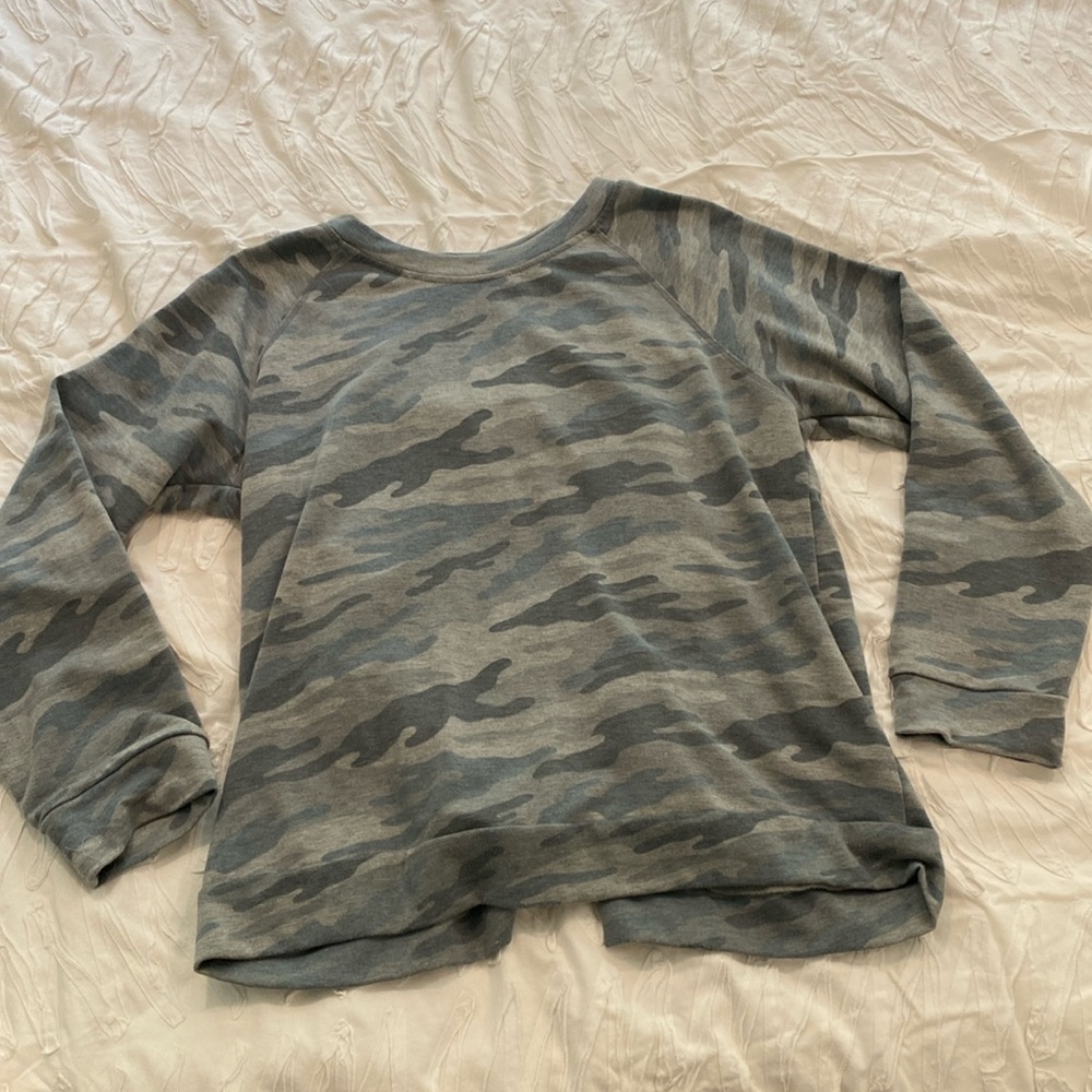 Camo crew neck with a lace up back